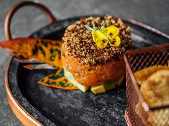 Tartar Nikkei (tartar de salmão ao molho sweet spicy, missô e abacate, finalizado com quinoa crocante - acompanha chips de massa de guioza)