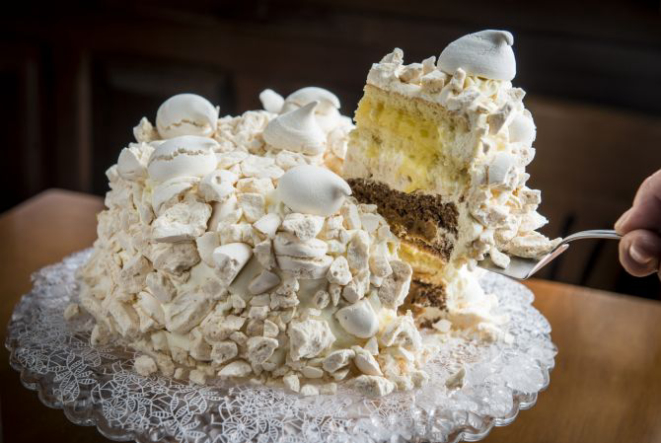 Bolo Marta Rocha, da Confeitaria Holandesa. O doce está no cardápio da loja desde sua inauguração, em 1958. Fotos: Letícia Akemi / Gazeta do Povo