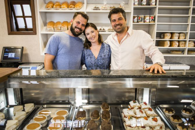 Os irmãos Persio, Karen e Ingo Procop (da esquerda para a direita), responsáveis pela Confeitaria Holandesa. Persio e Karen muitas vezes trabalham na linha de fábrica da empresa, produzindo bolos e tortas.