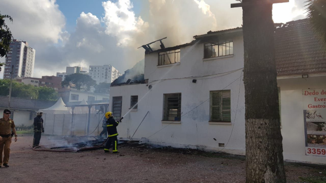 Bombeiros apagam fogo do restaurante Dedo de Moça, no Alto da XV. Foto: Mellanie Anversa/Gazeta do Povo