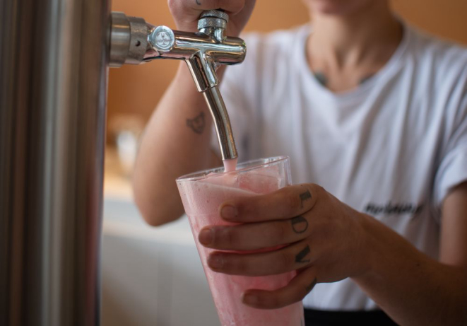 Kombucha na torneira, do Mornings, restaurante que serve apenas preparos de café da manhã. O gás acrescenta textura à bebida. Foto: Fernanda Santos/Divulgação