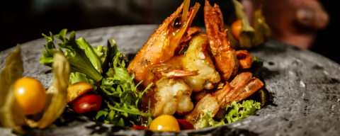 Salada andina com camarões ao molho de physalis