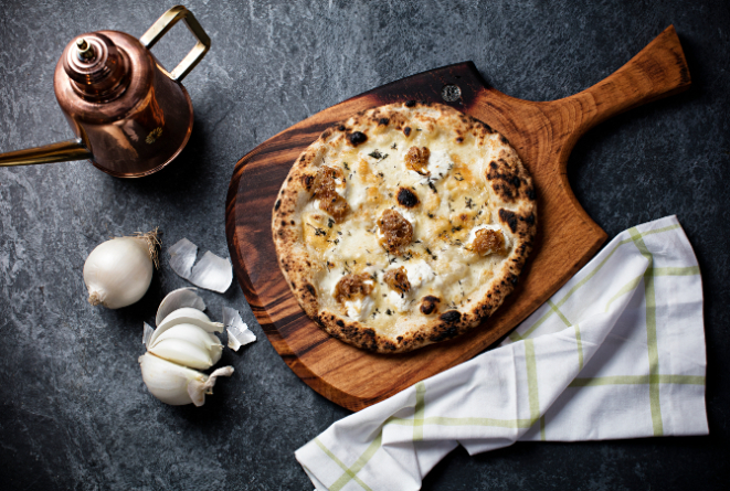 A napolitana tem massa<br>fina, maleável e bordas altas e ocas. Na foto, a pizza Cippola, ao estilo napolitano,<br>invenção do chef Jorge<br>Mariano, do Madá Pizza e Vinho. Foto: Alexandre Mazzo/ Gazeta do Povo