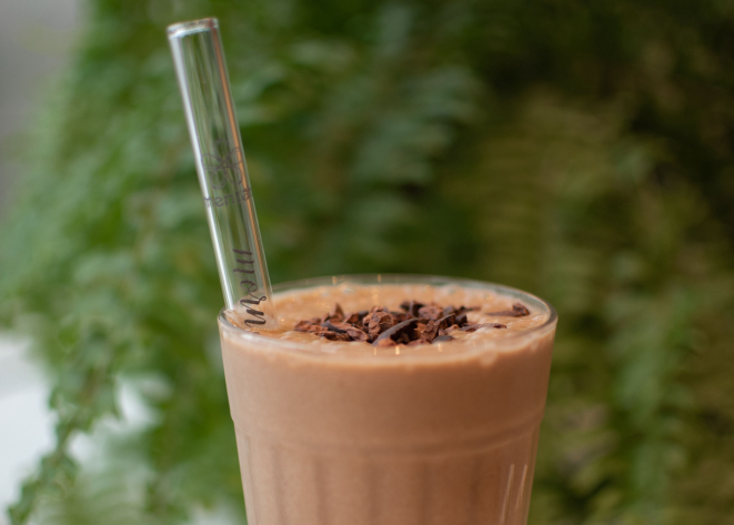 Smoothie de chocolate do Mornings, à base de banana congelada batida com água de coco. Foto: Fernanda Santos/Divulgação