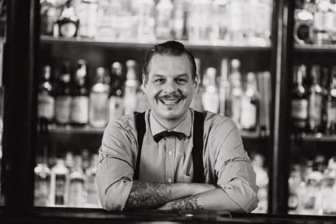 Spencer Amareno, bartender do Frank Bar, que funciona dentro do Hotel Maksoud Plaza. Foto: Divulgação