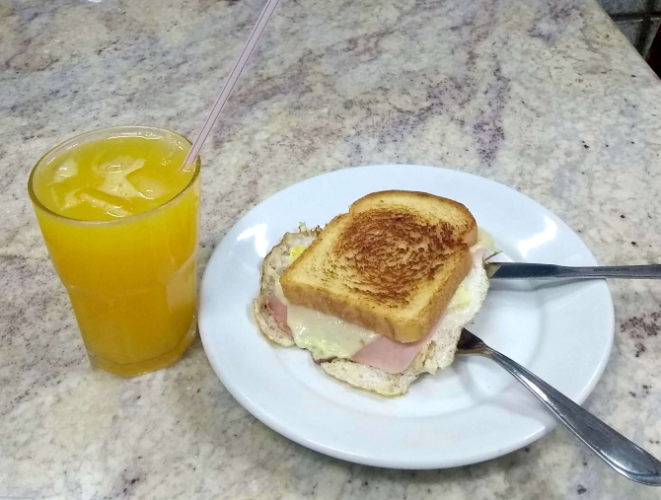 Torrada com ovo e suco natural de laranja do Lanchera. Foto: Divulgação.