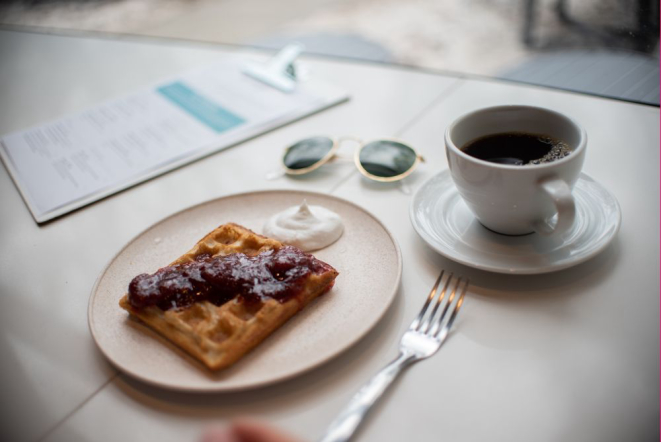 Waffle do Mornings, servido com uma opção de cobertura. Foto: Fernanda Santos/Divulgação