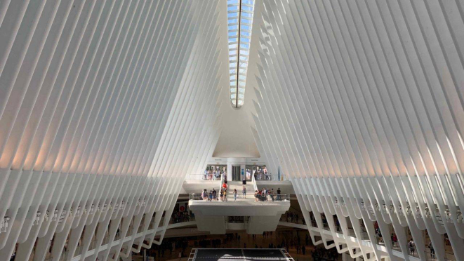 Dentro da obra do arquiteto Calatrava. Vista interna de quando você sai do metro.