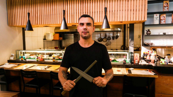 Sushiman Douglas Piccoli troca seu pequeno espaço na Mercadoteca pelo comando do Z. Sushi Lounge Bar, no Batel. 