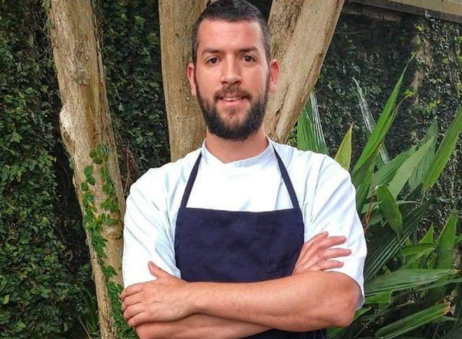 Chef Rafael Terrassi se junta aos cozinheiros para o jantar da sexta-feira. 