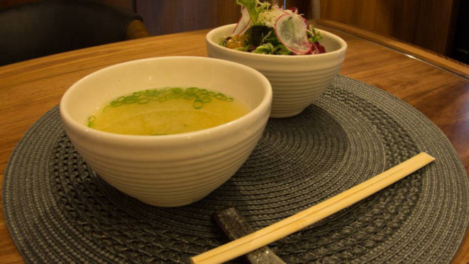 Antes de a caixa do Bento Box abrir tem missô e salada