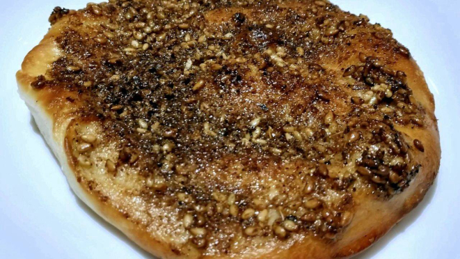 Esfiha de zaatar, uma incrível combinação de sabores árabes. 