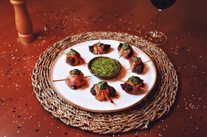 Brochete de cordeiro com pesto de hortelã - uma das entradas do cardápio do Lupe.