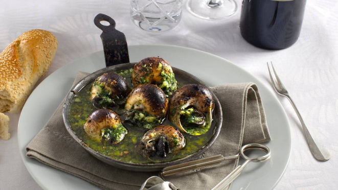 Escargots à la Bourguignonne, assinatura clássica de entrada do Ile de France. 