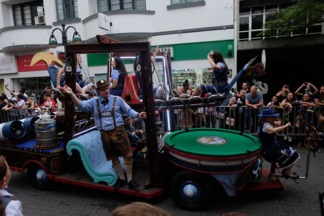 Animação em frente ao bar em clima de Oktoberfest. Foto: Divulgação