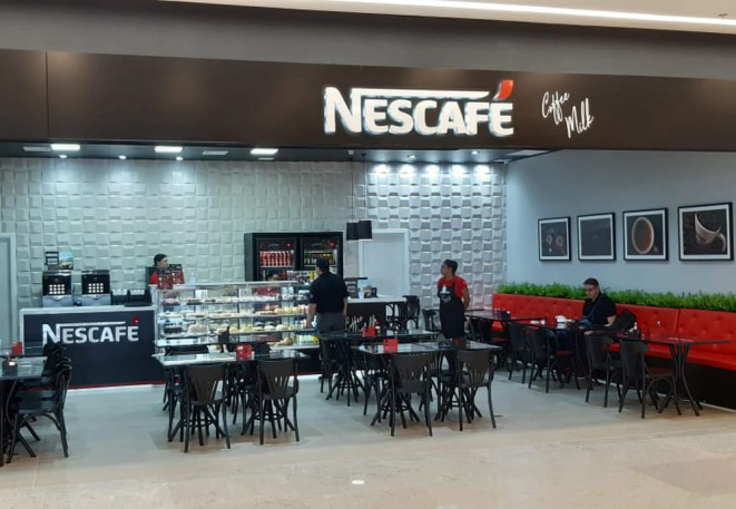 A arquitetura padrão de uma cafeteria parceira da marca Nescafé em um shopping center de Porto Alegre. Foto: divulgação.