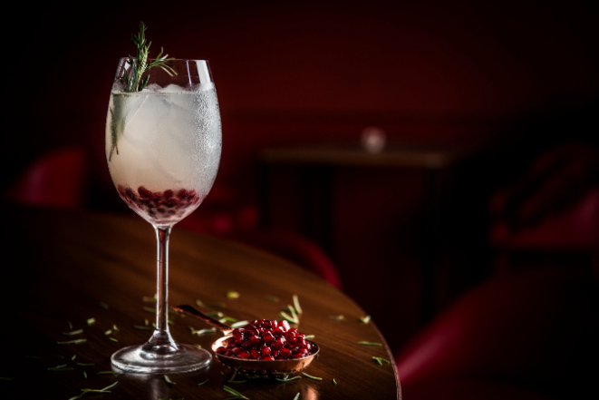 A tonalidade do alecrim somado às<br>sementes de romã no Ginger Gin Tonic<br>combina com as cores do Natal. Foto: Letícia Akemi/ Gazeta do Povo