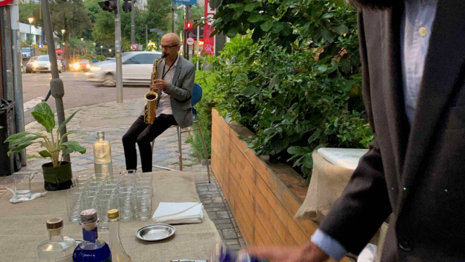 Música e drinks na calçada em frente ao restaurante