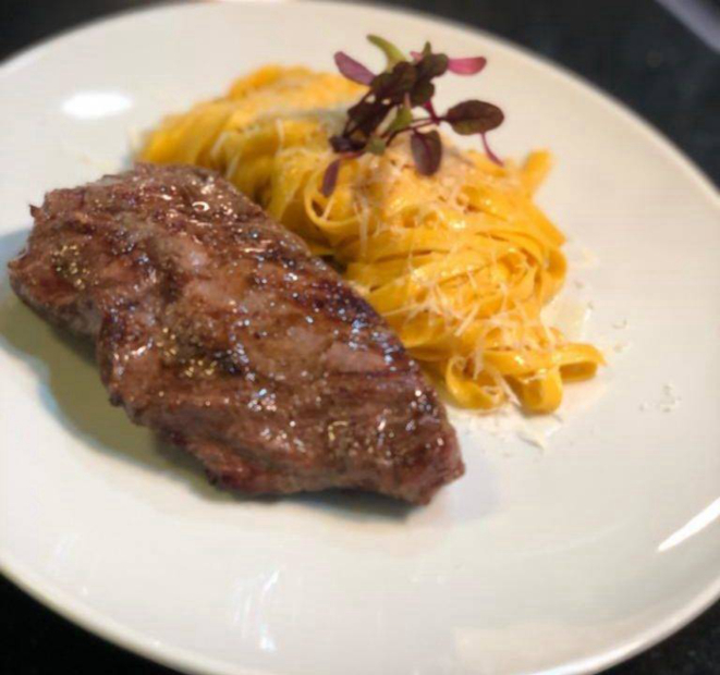 Bife de chorizo com fettuccine na manteiga, do menu de Ivo Lopes.