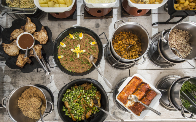 Parte dos pratos quentes de uma quarta-feira no Dedo de Moça: tutu, bisteca, panqueca recheada, galinha com quiabo e feijoada. Foto: Letícia Akemi/Bom Gourmet