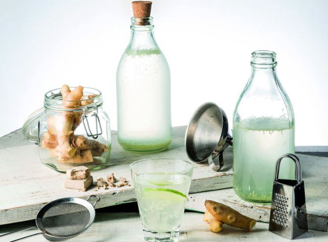 A ginger ale ou jinjibirra pode ser feita com qualquer fruta ácida no lugar do limão e só pode ser passada para a garrafa de vidro na hora de servir, pois o fermento cria pressão na embalagem. 