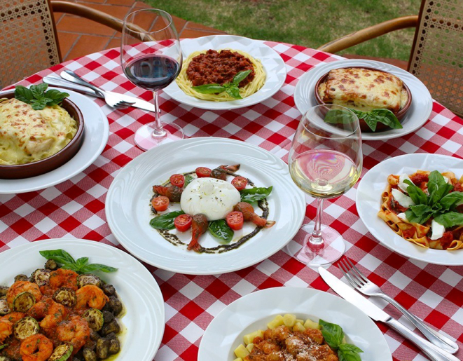 Pratos individuais do restaurante Macarronada Italiana: lasanhas, tagliarini, pappardelle, gnocchi e burrata ao centro. Foto: Divulgação