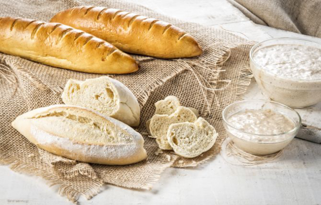 Pães feitos com levain ficam com a casca crocante e aroma maltado. A massa-mãe leva cinco dias para ficar pronta e deve ser alimentada diariamente. Após o segundo dia, é preciso mantê-la refrigerada. Foto: Letícia Akemi/Gazeta do Povo