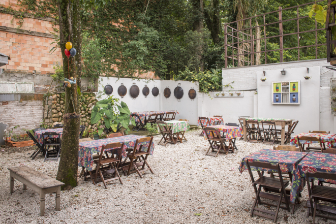 No quintal, a decoração reutiliza elementos que "sobreviveram" ao incêndio, como o disco de arado, canequinhas de ágata e panelinhas do buffet. Foto: Letícia Akemi/Bom Gourmet