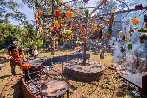 Tudo no fogo. Chefs preparam receitas típicas de seus países na Serra Gaúcha