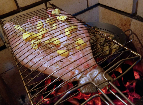 Um peixe espalmado na churrasqueira. Não requer prática nem habilidade