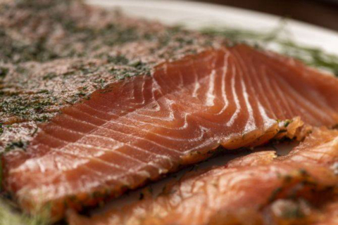 Aprenda a fazer Gravlax, o charmoso e saboroso salmão curado da Escandinávia