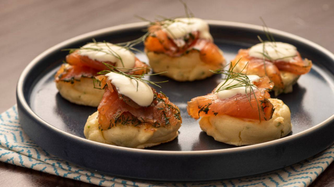 Blinis com gravlax e creme azedo, tudo feito em casa. A mais tradicional combinação para o salmão curado.