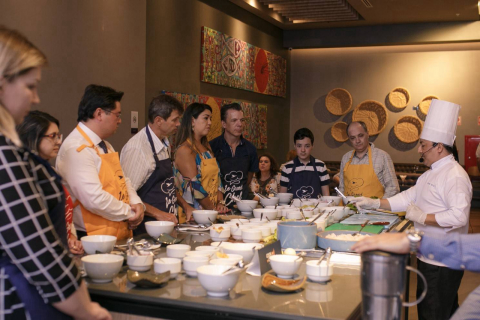 Quer aprender a fazer ceviche? Chef peruano reúne grupos e ensina