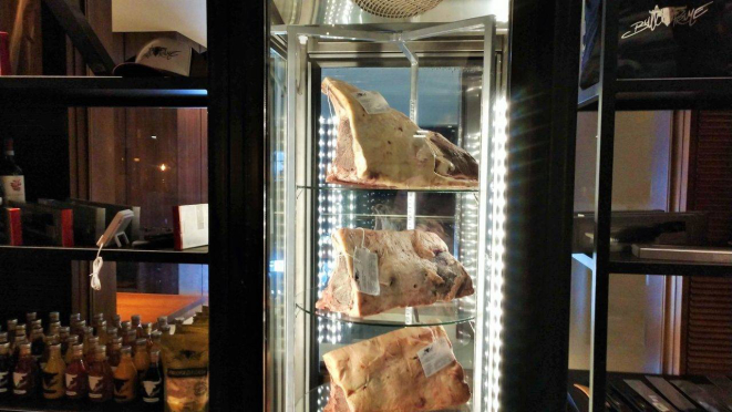 A vitrine com as peças de dry aged expostas está logo na entrada do restaurante. 