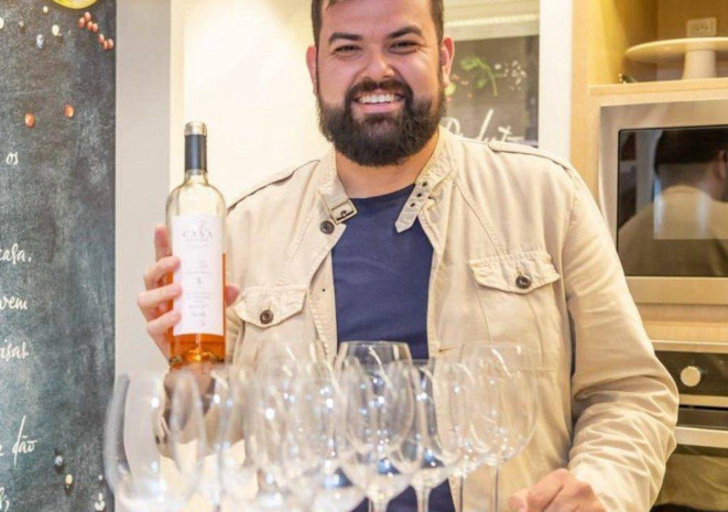 Philipe Lima, enólogo da Vinícola Família Fardo, comanda a degustação gratuita de vinhos rosés na Mercadoteca. 