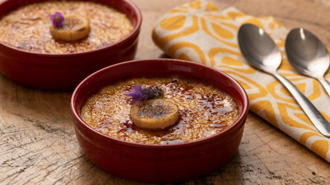 O Crème Brûlée normalmente é servido em ramequins ou tigelas baixas, com boa área para maçaricar o açúcar. 