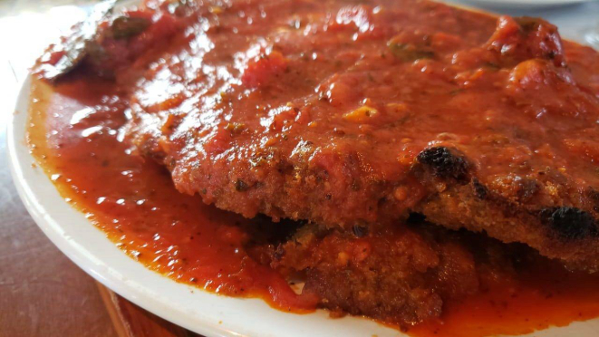 Milanesa a la parmeggiana, um dos pratos campeões do Las Tablas, entrou no menu de harmonização com os vinhos espanhóis. 