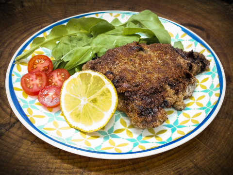 Cozinhando em casa? Que tal fazer um saboroso Bife de fígado à milanesa?