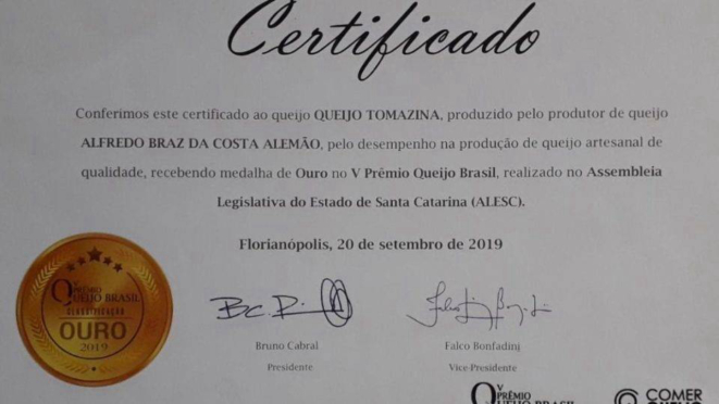 O diploma da Medalha de Ouro do Queijo Tomazina em concurso nacional. 