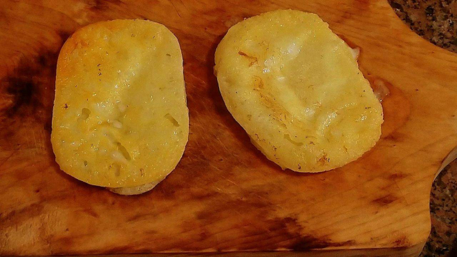 O queijo grelhado na chapa, que remete aos sabores de infância. 