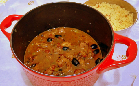 Já pensou no que cozinhar domingo? Carneiro marroquino é fácil, barato e delicioso