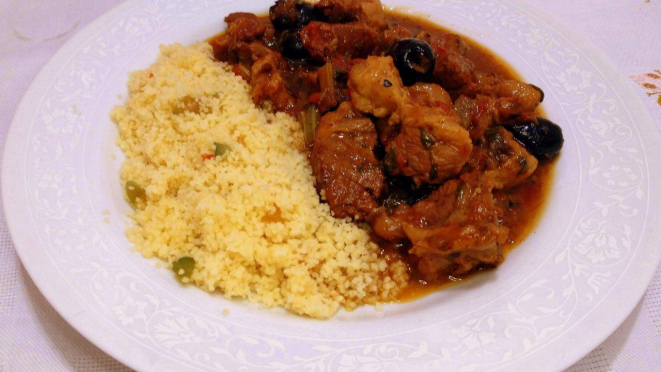 Carneiro marroquino e couscous - ótima combinação para pôr no prato. Mas também pode servir o carneiro com arroz ou massa. 