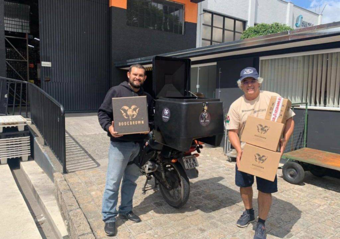 Samuel Cavalcanti, CEO da Bodebrown (à direita), ajudando a organizar a entrega de suas cervejas.