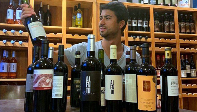 Thiago Prodócimo, sócio da Vino! Batel, com alguns dos rótulos selecionou para a promoção de descontos e entrega. 