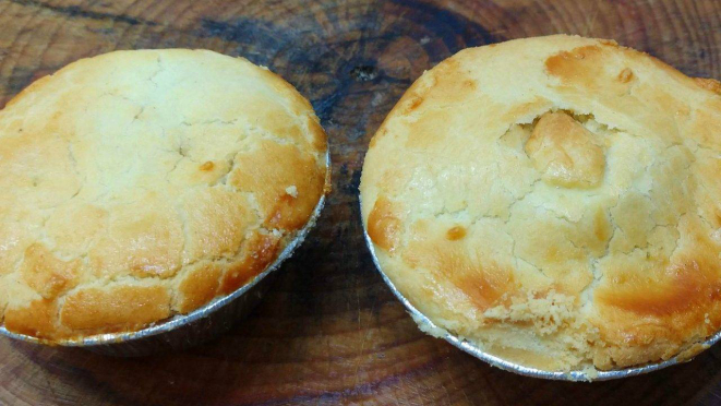 São dois tipos de empadas, que chegam quentinhas: sem e com azeitona (neste caso, com o umbigo, à direita).