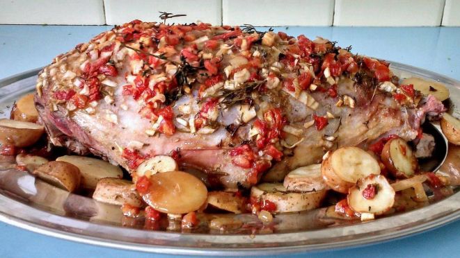 Pernil de cordeiro à provençal.