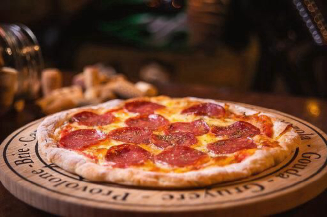 As pizzas são o carro chef do Street 444. Aqui, a calabresa. 