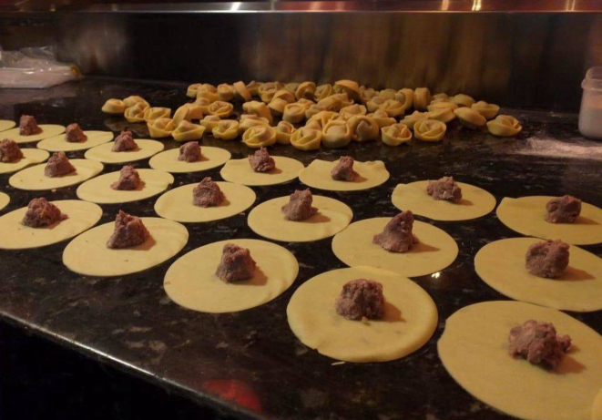 A linha de montagem do Tortellini de costela do Street 444.