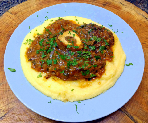 Ossobuco à italiana. Delicioso para fazer em casa nesses dias mais frios