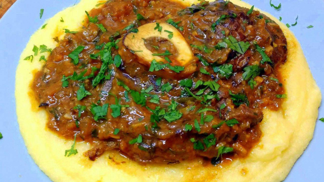 Ossobuco com polenta mole no prato. Bom apetite!